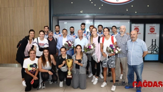 İAÜ Voleybol Kadın Takımı İstanbul'a geldi