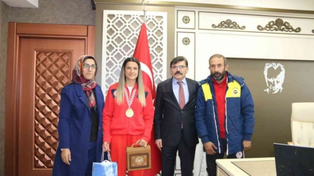 Avrupa Şampiyonu Akbaş'tan Müdür Dağdeviren ziyaret