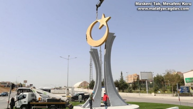 Ay yıldızlı anıt yerine yerleştirildi