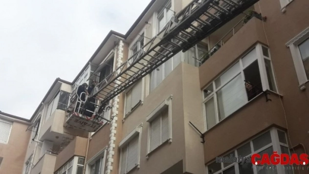 Ayağı ipe takılan güvercini itfaiyeciler kurtardı