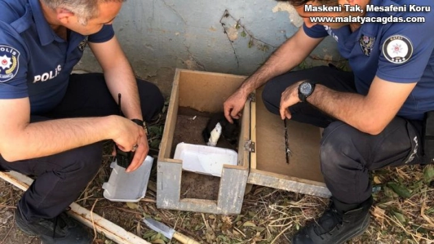 Ayağı kırılan yavru kedinin yardımına polisler yetişti