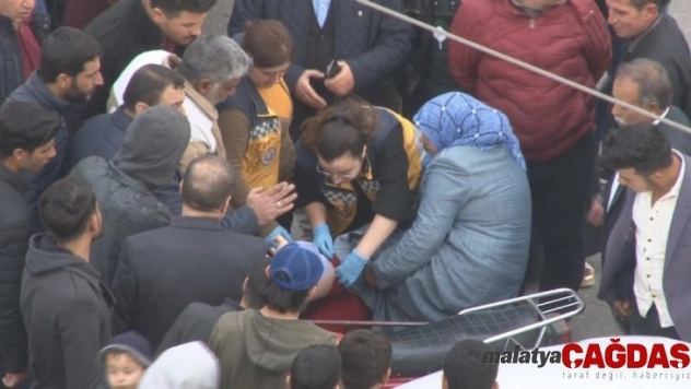 Ayağı otomobil ile motosiklet arasına sıkışan kadının acı dolu anları