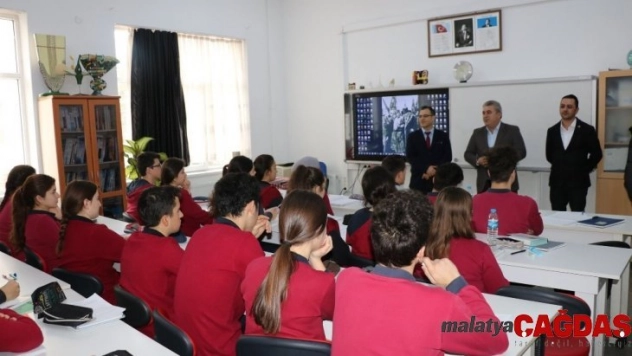 Ayancık'ta öğrencilere hazırlık kitabı dağıtıldı