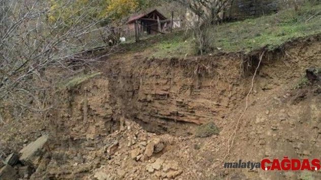 Ayancık'ta toprak kayması: 2 ev tahliye edildi