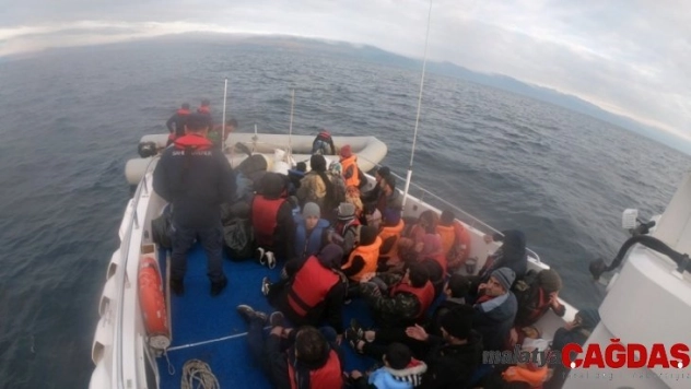 Ayvalık'ta 35 düzensiz göçmen Sahil Güvenlik ekiplerine yakalandı