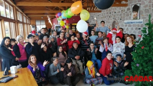 Ayvalık'ta engelliler yeni yıla erken girdi