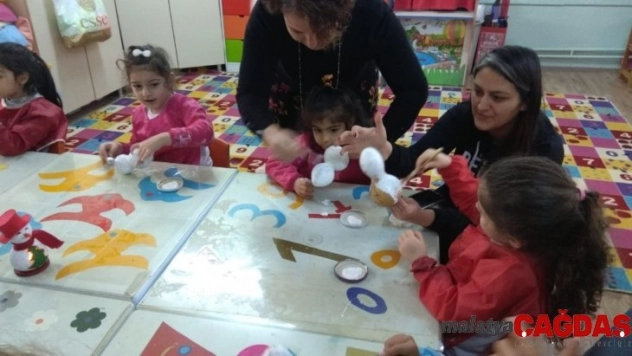 Ayvalık'ta HEM Kursiyerleri yılbaşında minik öğrencileri sevindirdi
