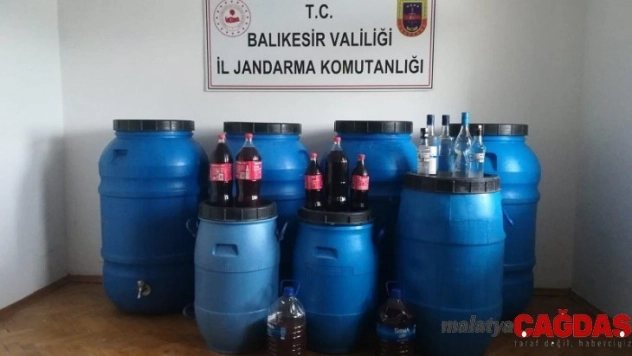 Ayvalık'ta jandarma 2 bin 400 litre kaçak içki ele geçirildi