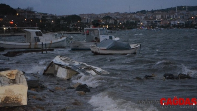 Ayvalık'ta şiddetli lodos etkili oluyor