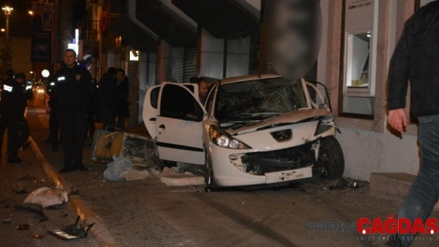 Ayvalık'ta traktör ile otomobil çarpıştı: 5 yaralı