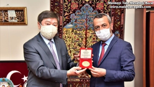 Azerbaycan ve Türksoy'dan Şair Çarboğa'ya ödül