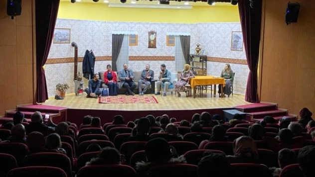Aziziye Belediyesi'nden tiyatro ziyafeti