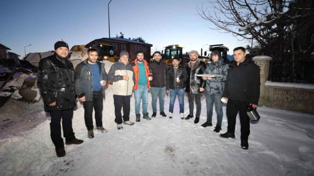 Aziziye'nin karla mücadele timlerine gece yarısı sürprizi