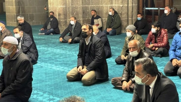 Babası için Kuran-ı Kerim okudu