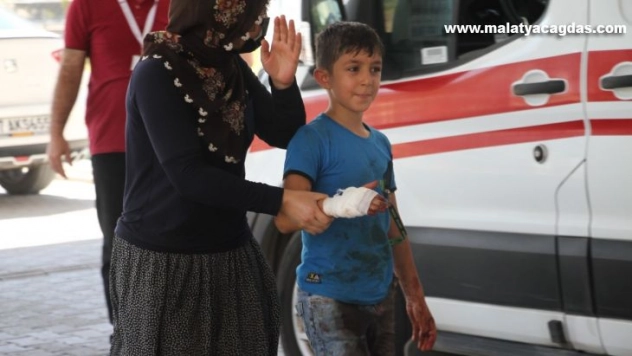 Babasına kurban kesmek için yardım eden çocuk elini kesti