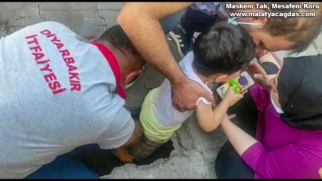 Bacağı su giderine sıkışan küçük çocuğu itfaiye ekipleri kurtardı