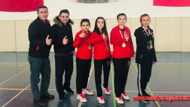 Badminton bölgesi birincisi Hafik oldu