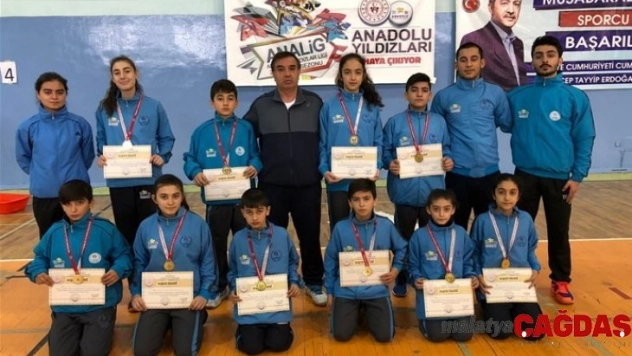 Badmintonda kız ve erkek takımları birinci oldu