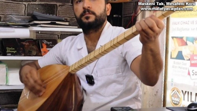 Bağlama ustası yanık sesiyle dinleyenleri mest ediyor