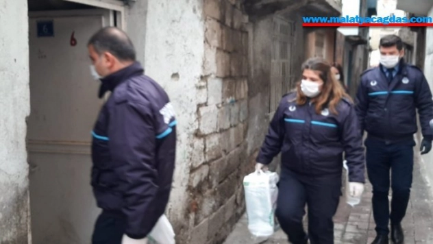 Bağlar Belediyesi çalışanları yaşlıların ihtiyaçlarını karşılıyor