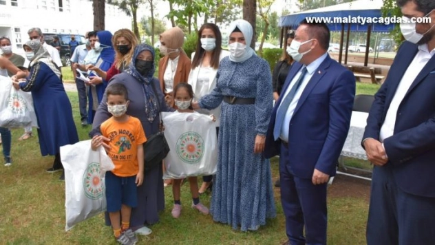 Bağlar Belediyesi ihtiyaç sahibi öğrencileri ve ailelerini sevindirdi