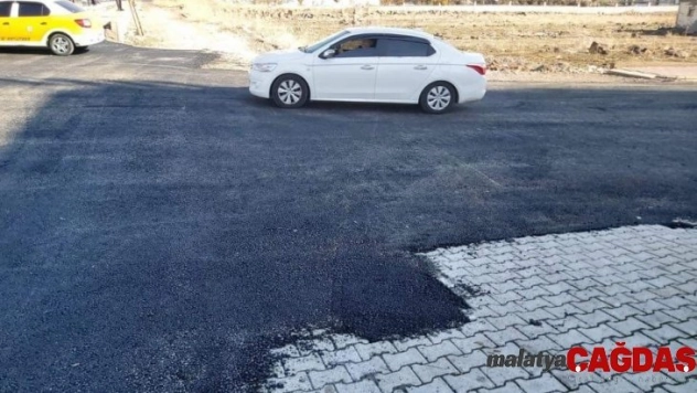 Bağlar Belediyesi kendi üretimi olan asfaltla cadde ve sokakları güzelleştiriyor