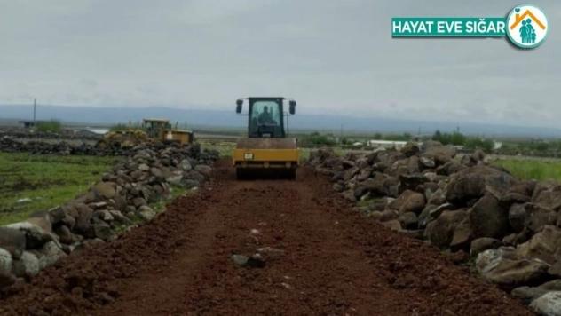 Bağlar Belediyesi, sokağa çıkma kısıtlaması gününde 5 mezranın yolunu tamamladı