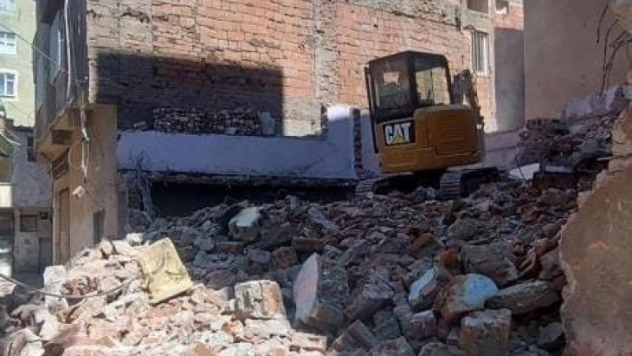 Bağlar'da zehir tacirlerinin mesken edindiği yapılar ortadan kaldırılıyor