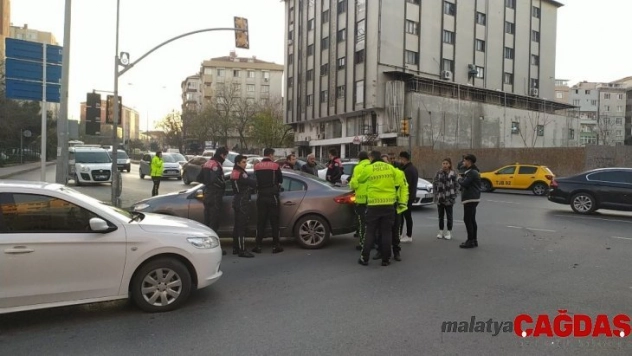 Bahçelievler'de iki otomobilin karıştığı kazada 5 kişi yaralandı
