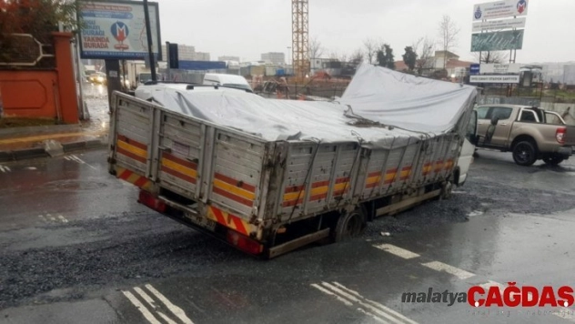 Bahçelievler'de yağış nedeniyle çöken yolda bir kamyon mahsur kaldı