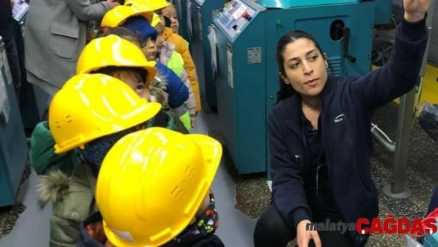 Bahçeşehirli minikler çorap üretimi ilgiyle izledi