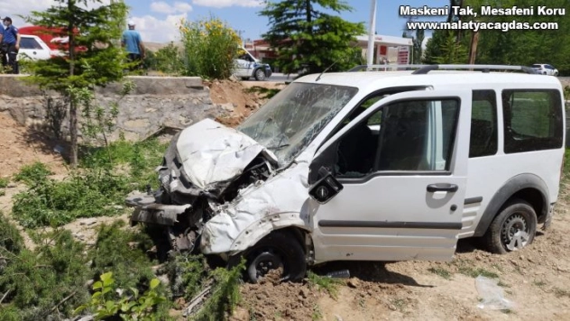 Bahçeye düşen aracın sürücüsü yaralandı