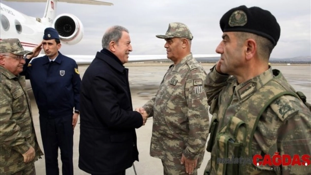 Bakan Akar'dan yeni yılın ilk saatlerinde Mehmetçiğe ziyaret