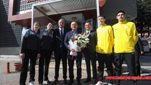 Bakan Çavuşoğlu'dan TVF Başkent Voleybol Kampüsü'ne ziyaret