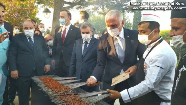 Bakan Ersoy ciğer kebabı pişirdi, Bakan Varank ise izledi