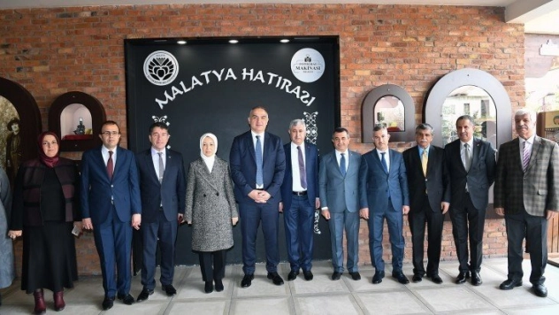 Bakan Ersoy Sanat Sokağını Ziyaret Etti