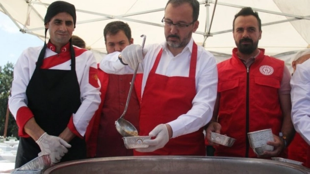 Bakan Kasapoğlu, Ankaralılara aşure dağıttı