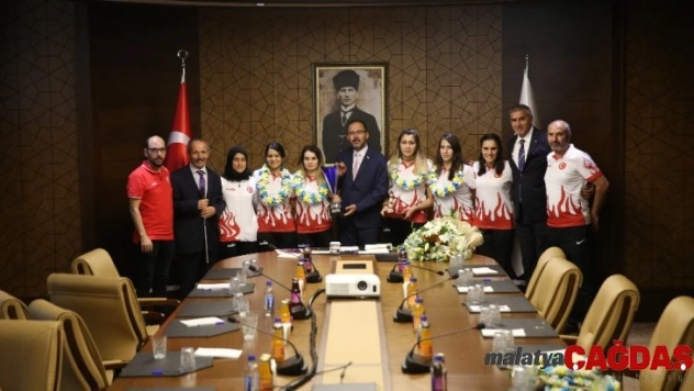 Bakan Kasapoğlu, Avrupa Şampiyonu Golbol milli takımını ve Milli boksörleri ağırladı