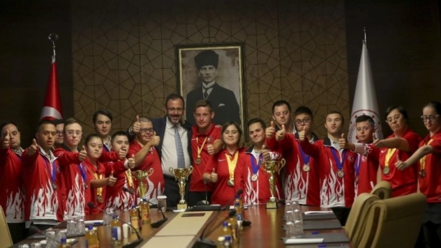 Bakan Kasapoğlu, down sendromlu sporcularla buluştu
