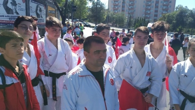 Bakan Kasapoğlu gençlerle beraber yürüdü