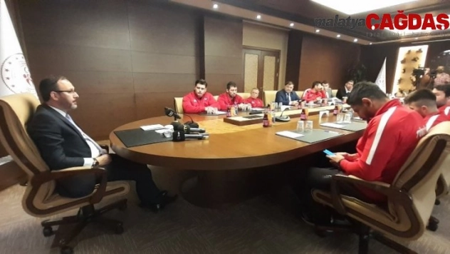 Bakan Kasapoğlu, Güreş Milli Takımı'nı kabul etti