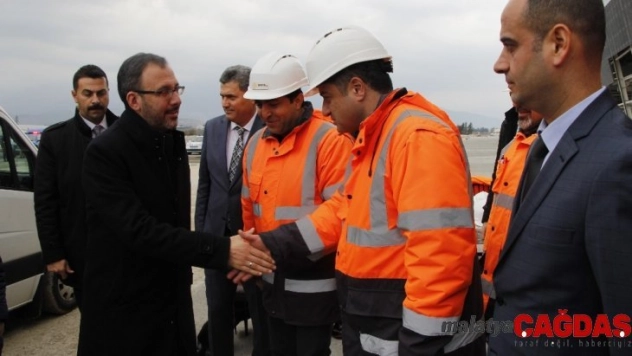 Bakan Kasapoğlu, Hatay Stadı'nda incelemelerde bulundu
