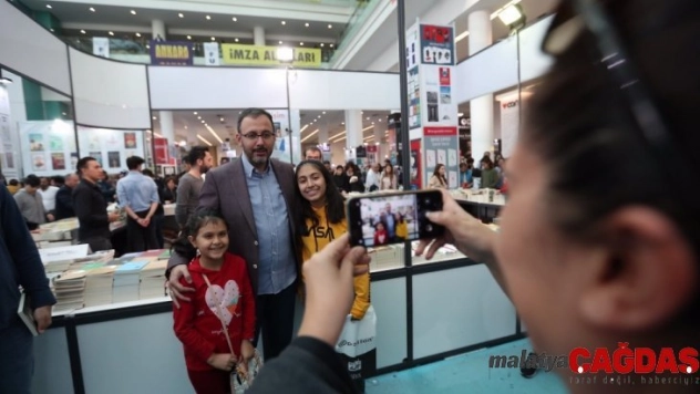 Bakan Kasapoğlu kitap fuarını ziyaret etti