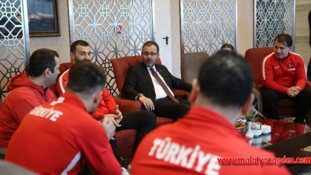 Bakan Kasapoğlu'ndan milli karatecilere ziyaret