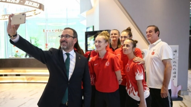 Bakan Kasapoğlu'ndan Milli tekvandoculara moral ziyareti