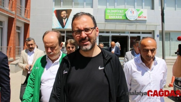 Bakan Kasapoğlu'ndan Muaythai Milli Takımı'na tebrik mesajı