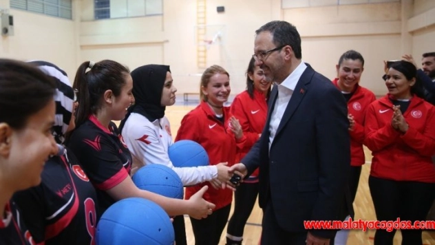 Bakan Kasapoğlu'ndan olimpiyat yolcusu sporculara sürpriz ziyaret