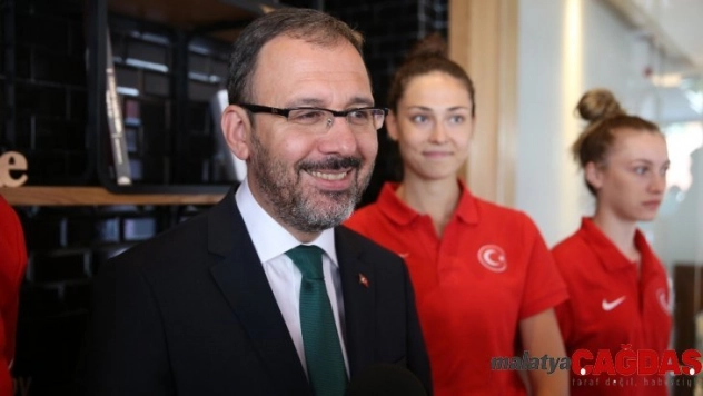 Bakan Kasapoğlu'ndan özel sporcu Muhsine Gezer'e tebrik