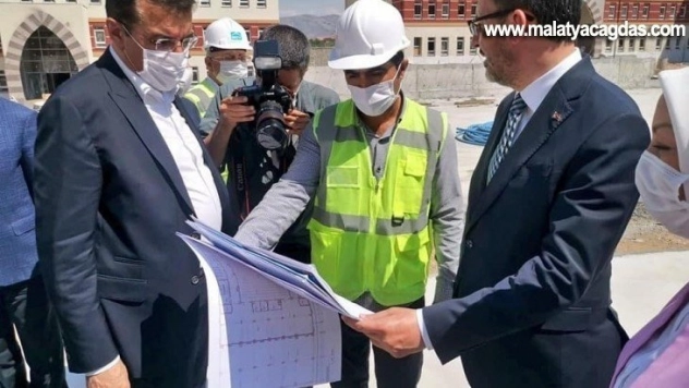 Öğrenci yurdu inşaatında incelemelerde bulundu