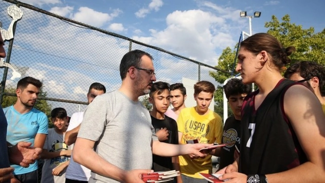 Bakan Kasapoğlu önce gençlerle basketbol oynadı